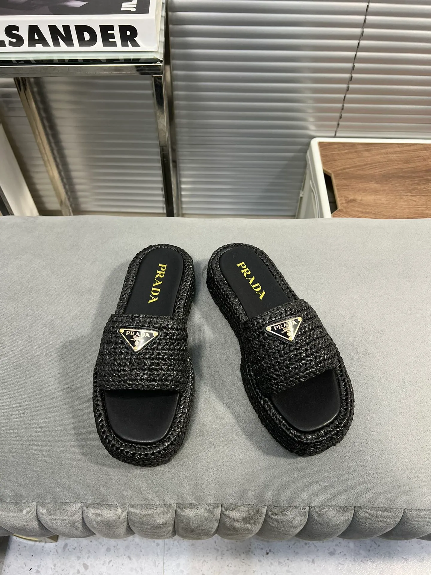 👟👟Ex-factory price 420👟👟 Prada’s new woven shoes and straw slippers! This year's popular straw series, lazy people's must-have slippers, look so good on your feet! ●Material: original uniform grass weave ●Inner padding: sheepskin lining ●Outsole: rubber outsole ●Number of yards: 35～40 (40 41 customized)